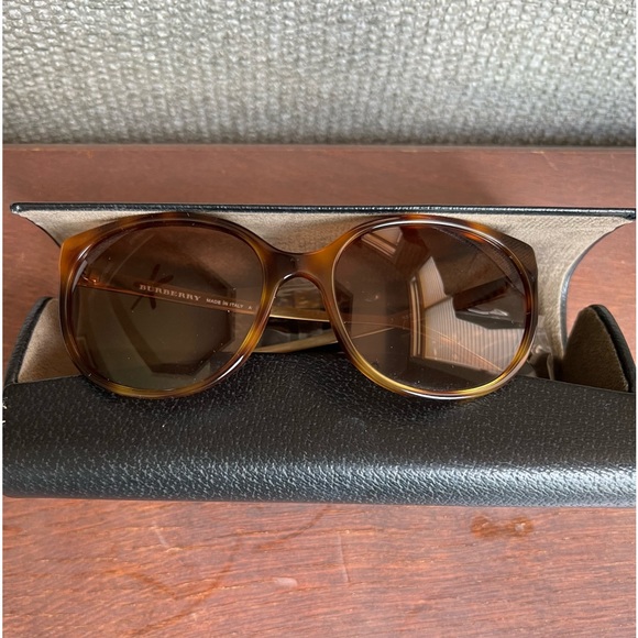 Burberry sunglasses with case - Picture 11 of 11